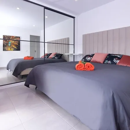 Mansion With Heated Pool - Jacuzzi Villa *