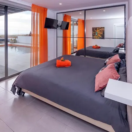 Mansion With Heated Pool - Jacuzzi Villa