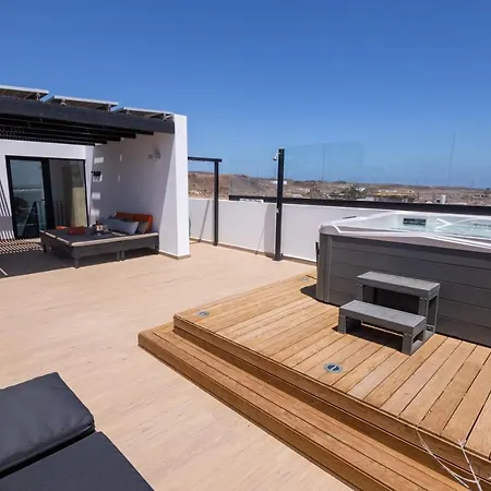 Mansion With Heated Pool - Jacuzzi Villa Corralejo